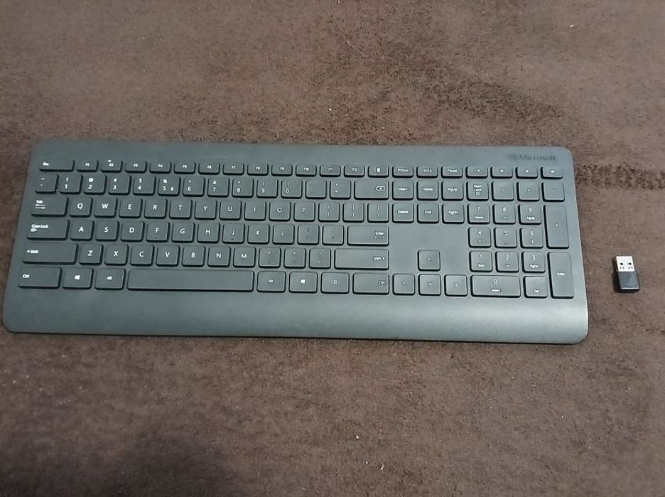 Vând două tastaturi wireless. Ca noi.