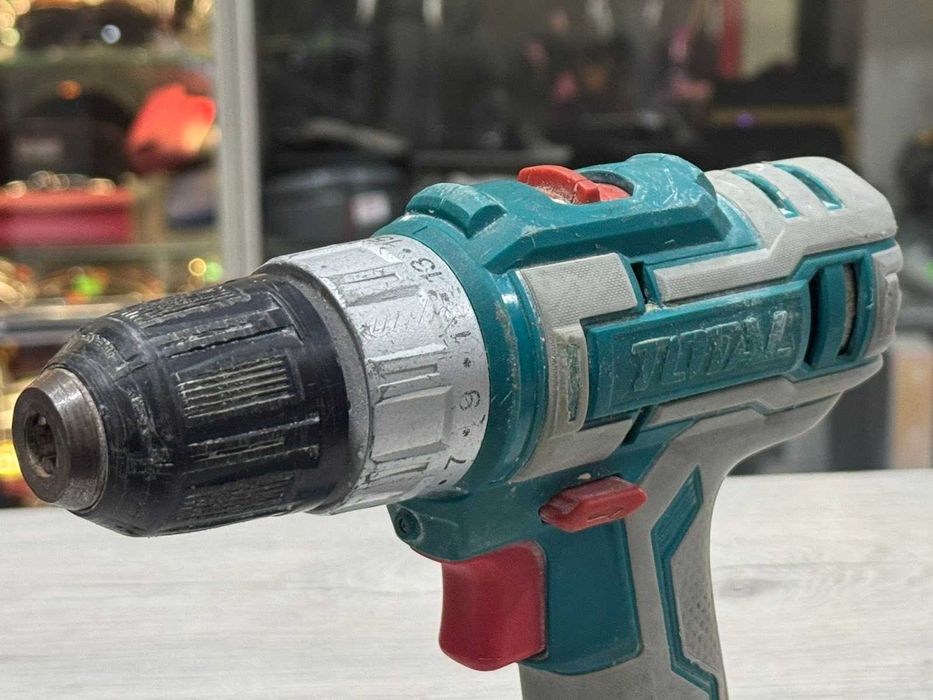 Акумулаторен винтоверт Total TDLI2002, две батерии и зарядно