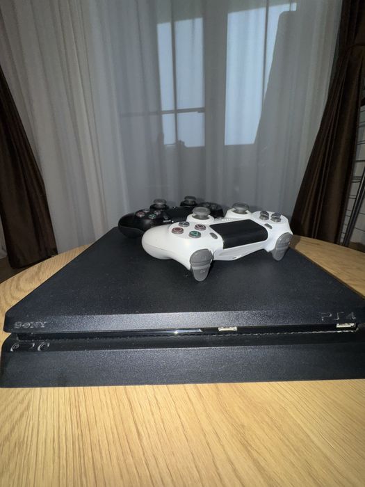 Play Station 4 cu 2 manete Sony