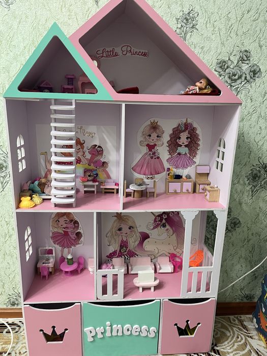 Продам кукольный домик.