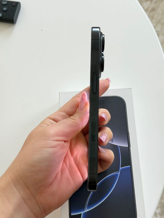 Vând IPhone 16 Pro