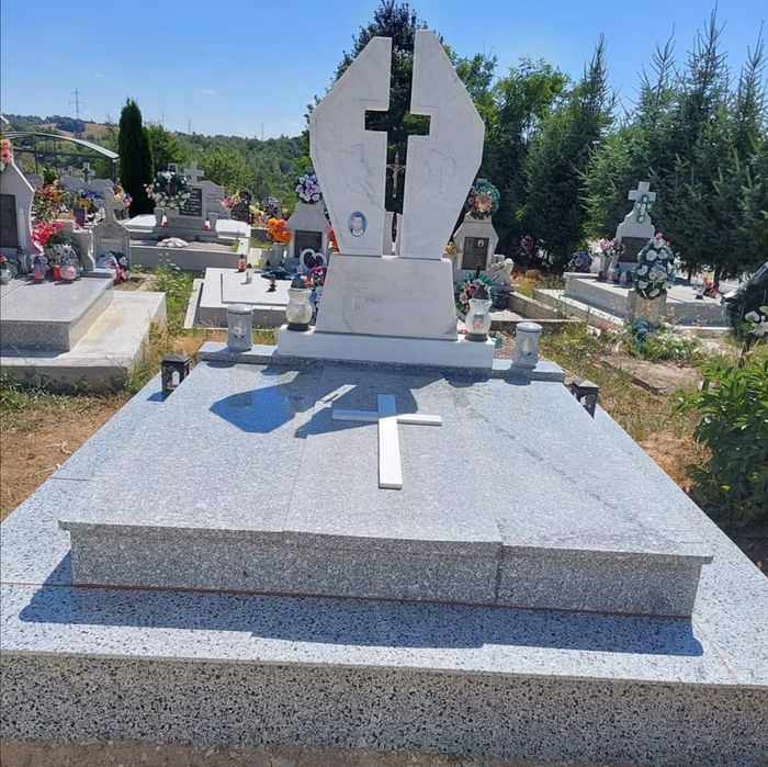 Vând cavouri, cripte, borduri, troițe