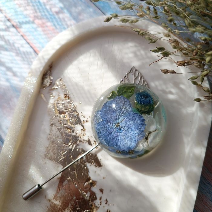 Брошь с настоящими цветами