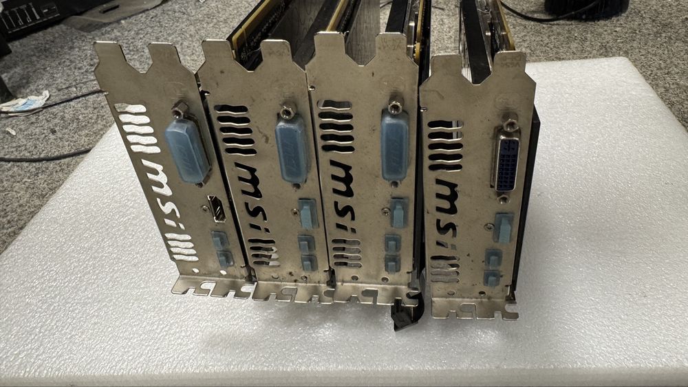 Vând placa video MSI AMD Radeon HD 7970 3GB GDDR5