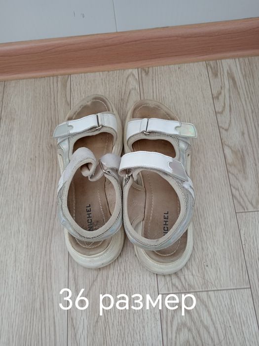 Отдам обувь детскую