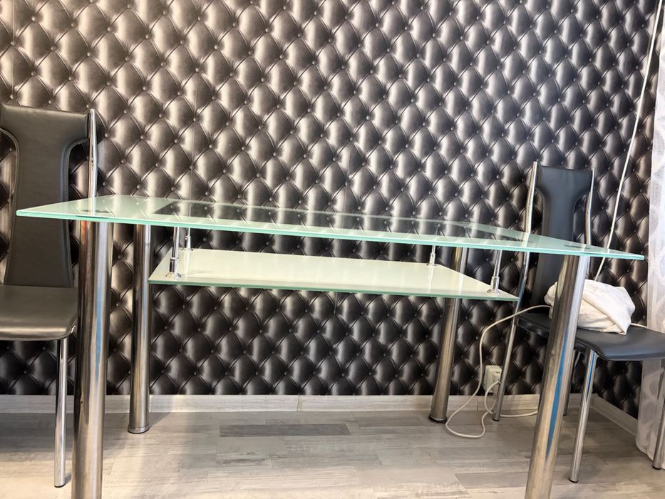 Стъклена маса и столове