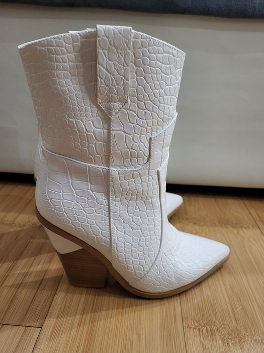 Продам сапожки новые  37 р