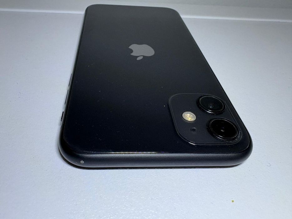 IPhone 11 este folosit si se află într-o stare bună.