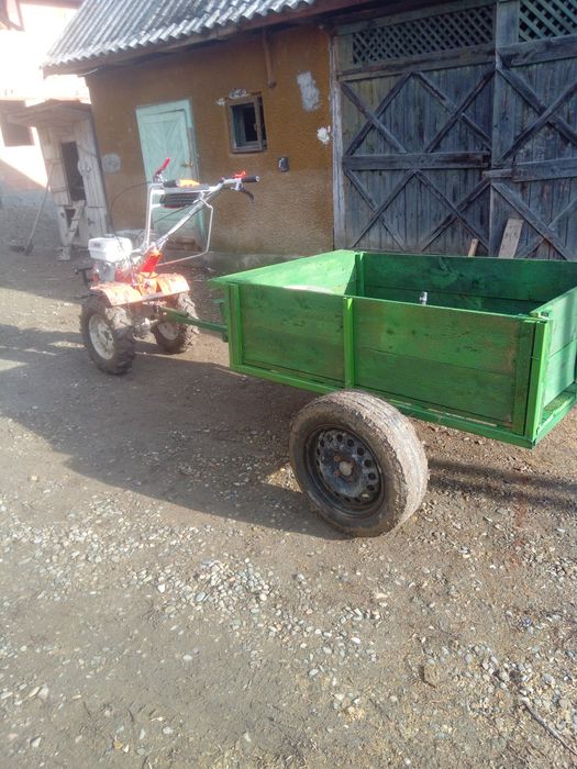 Vand motocultot 15 cai benzina cu remorca