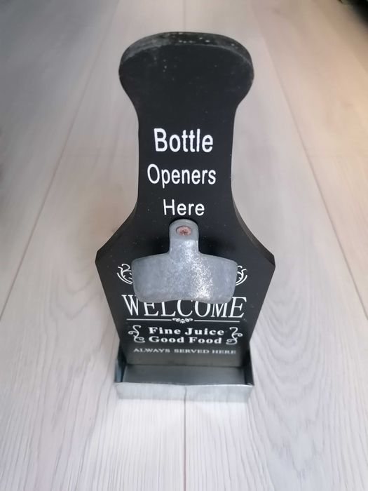 Placa de tabla ornamentala, cu desfacator de bere