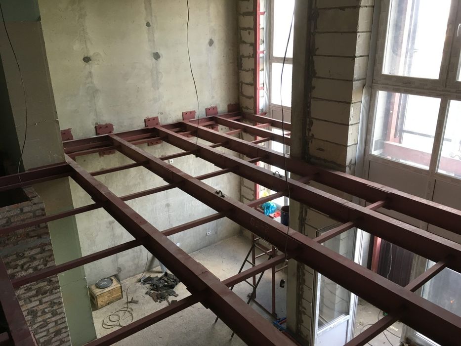 Подиум разделение домов и складов из металлоконструкций