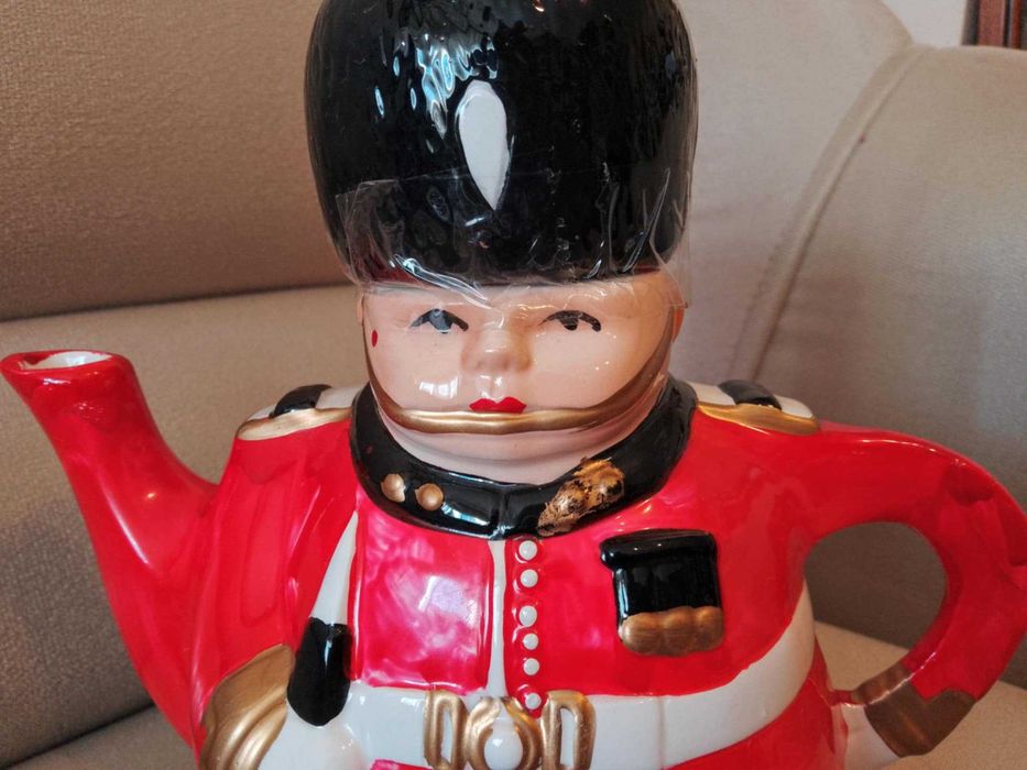 Порцеланов чайник "Войник"