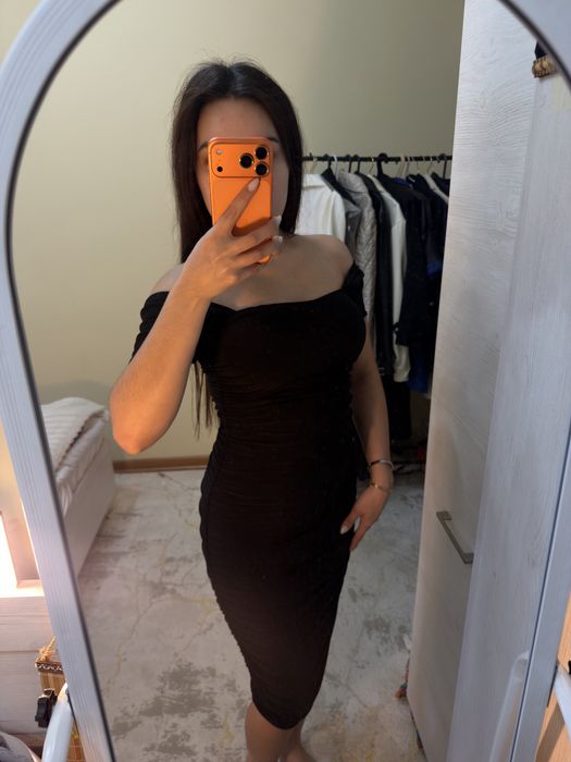 черное обтягивающее платье