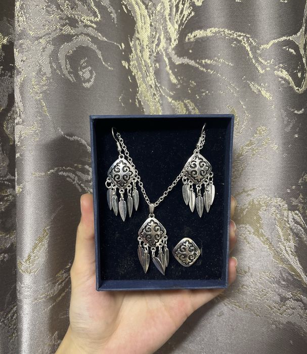 Красивый комплект:Кулон,серьги,кольцо,браслет.