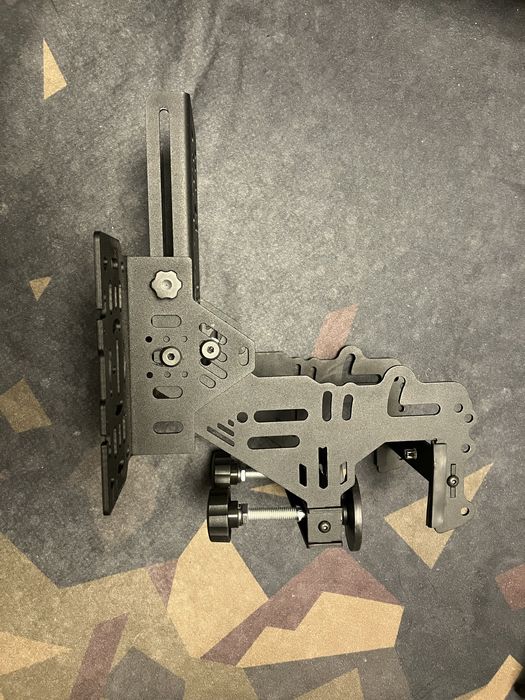 Продам универсальную струбцину для симрейсинга от DimSim