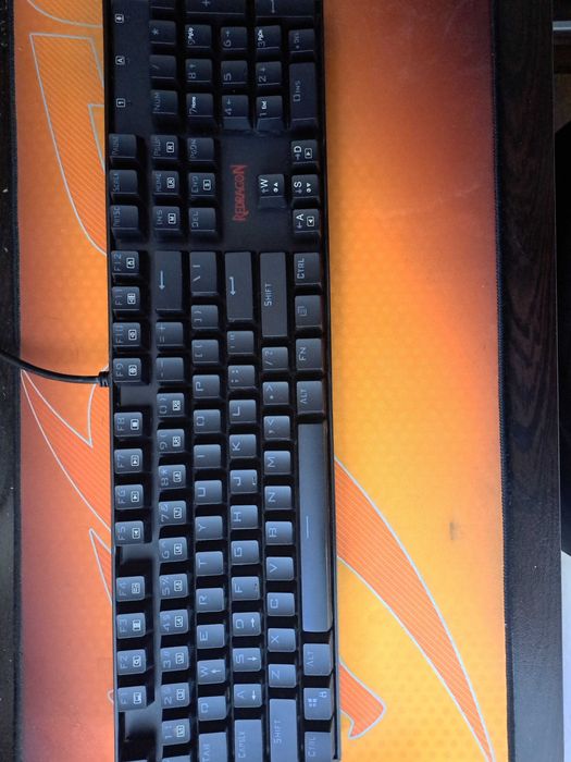 Продавам компютър + клавиатура Red dragon vara + мишка logitech g102