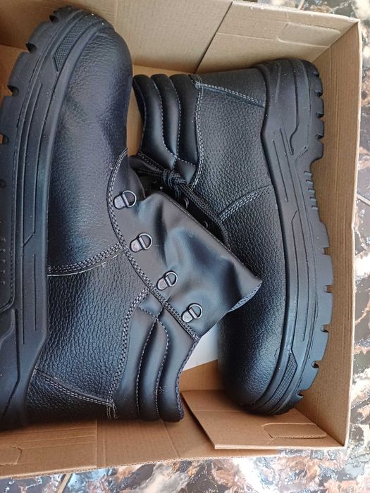 Vând ghete de protectie noi  ,5 perechi ,marime 43-44 ,marcă Lenox