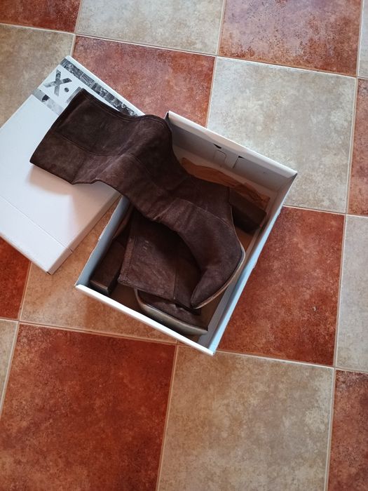 Боти и ботуши от естествена кожа и велур