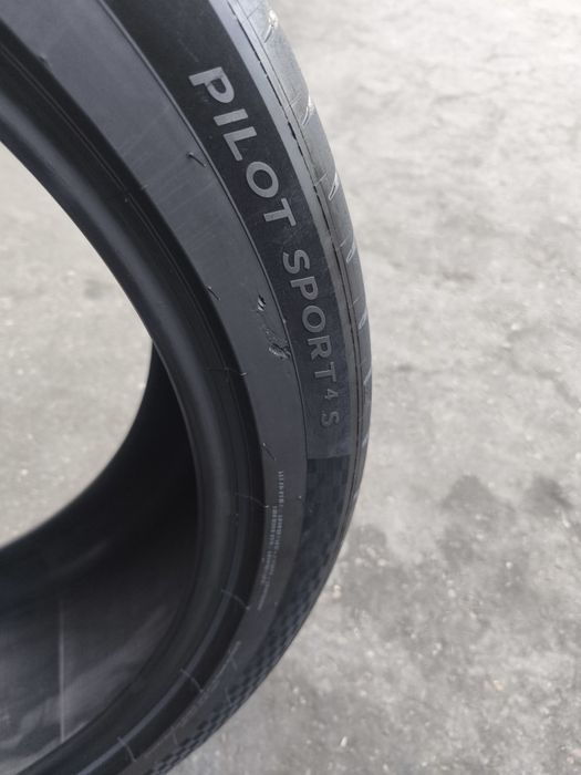 275-40-R22 Michelin 4s