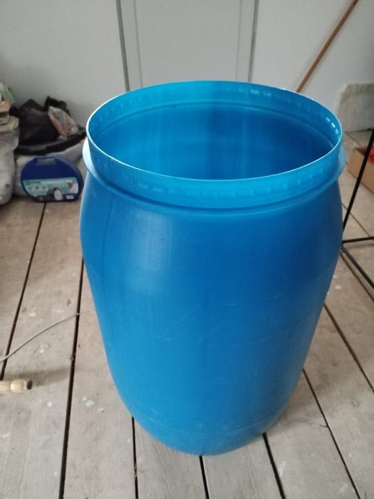 Vand spalier, cornier fier, sarma ghimpata si butoaie de plastic: