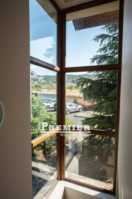 Продава се напълно оборудвана и обзаведена двуетажна къща