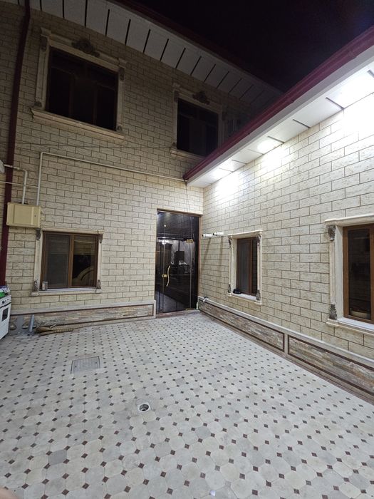 2-qavatli kotej pasti yashash,tepasida ofis va salonlar arenda beradi