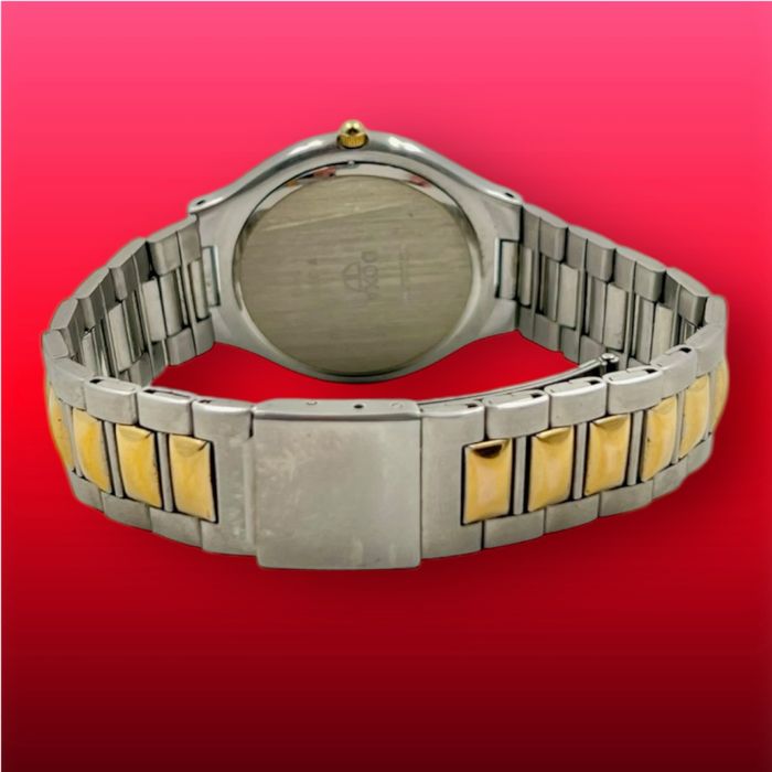 DOXA Quartz – Двутонов швейцарски часовник със златист акцент