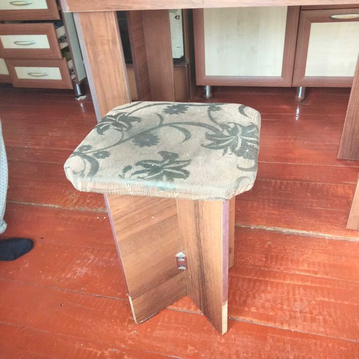 стол табуретки сатылады