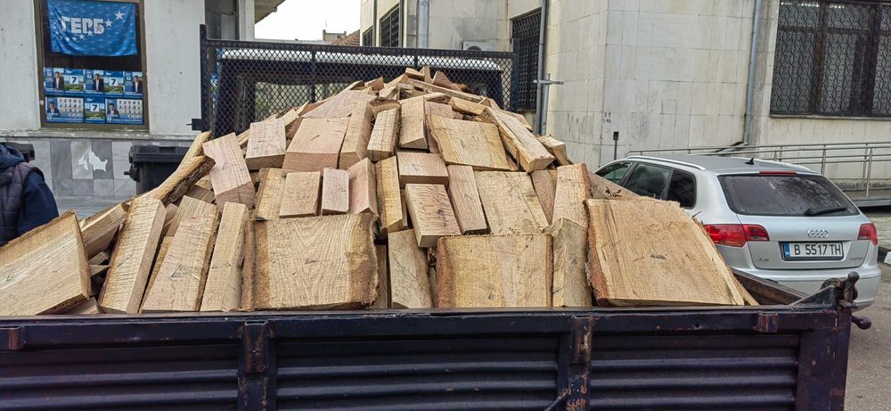 Дърва за огрев и изрезки бяло мише