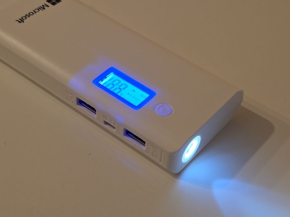 Baterie externa 10.000mAh, cablu USB, lanterna