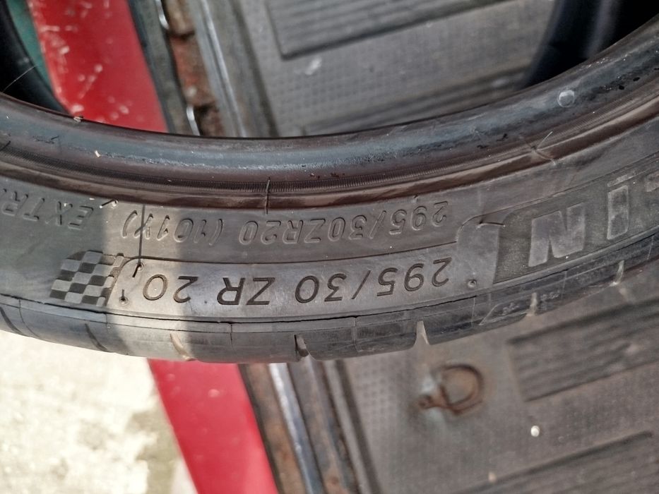Продавам 4 броя летни гуми спорт пакет с размер 265/35/20 на 295/30/20