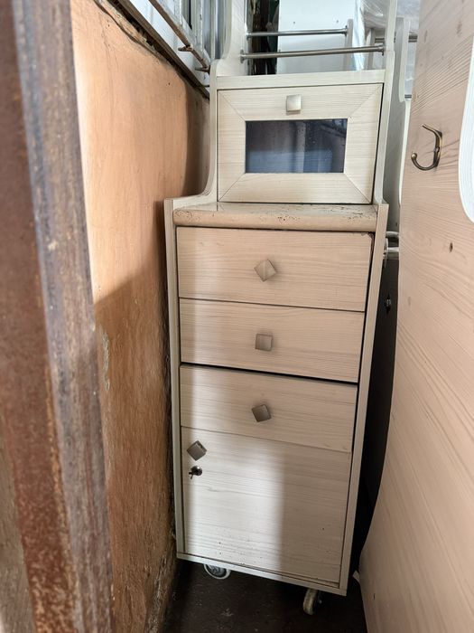 продаются тумбочки в идеальном состояние