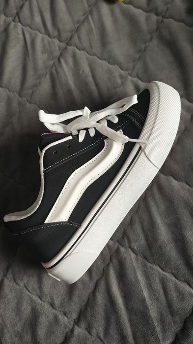 Продам кроссовки vans (дутые)