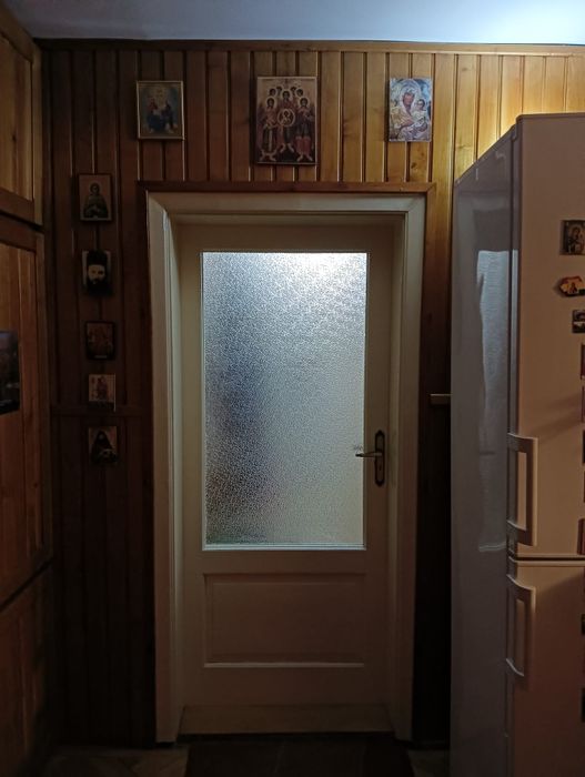 Vând apartament cu 3 camere  în Beiuș central