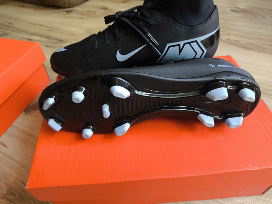 Два модела футболни обувки NIKE