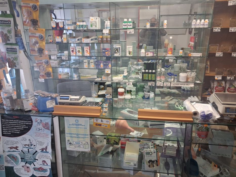 Tejghea rafturi  sticla magazin prezentare