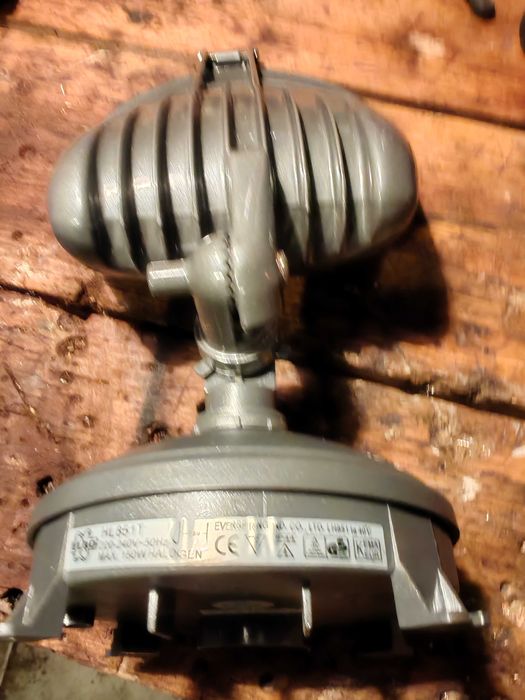 Reflector. Proiector, lampa de exterior cu bec halogen