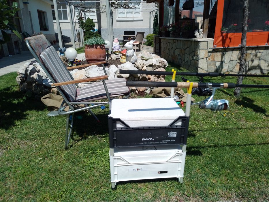 Стойка за фидери със кутий от стериопор за съхранение на захранки и монтажи.