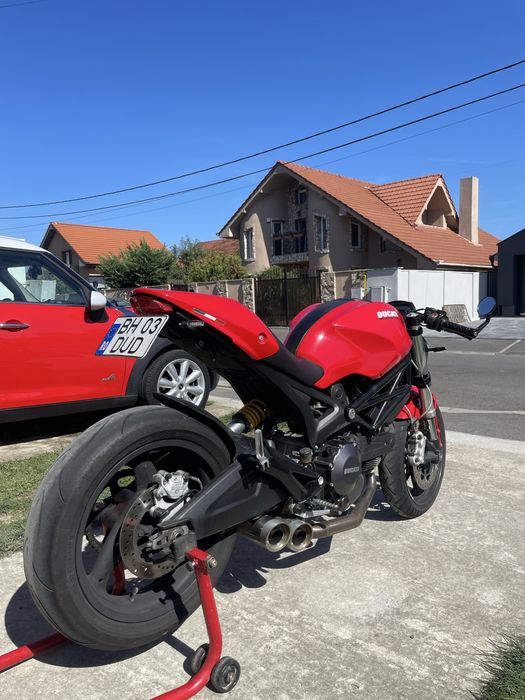 Vând Ducati Monster 696