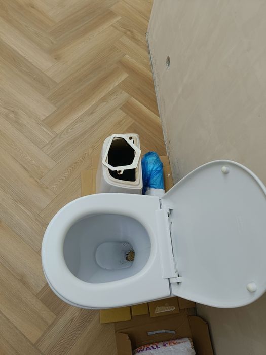 Продам унитаз для ремонта с бочком