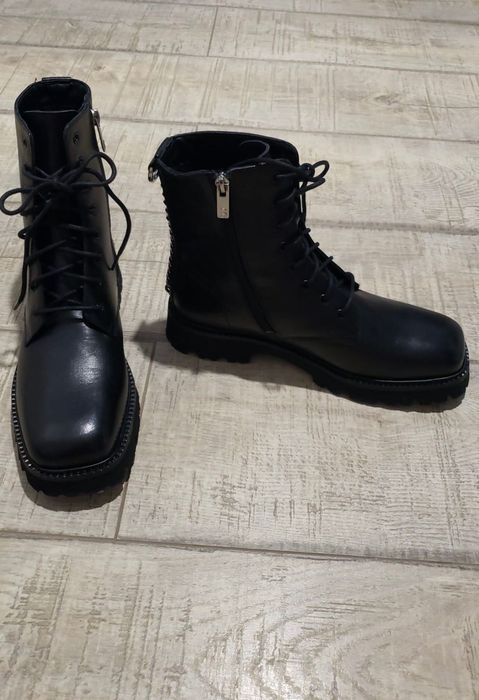 Ghete negre din piele