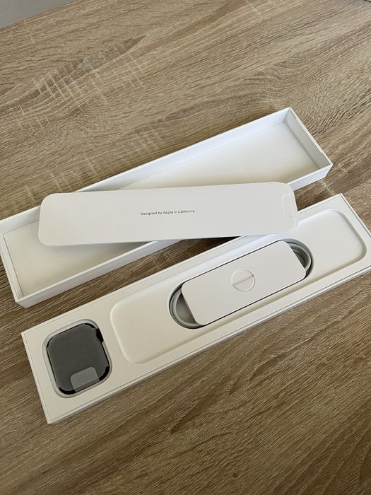 Apple Watch SE 2 44mm – работи, но с черен екран (за части/ремонт)