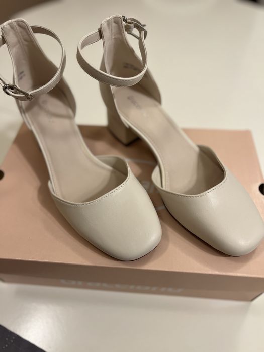 Pantofi bej / crem cu toc mic Deichman