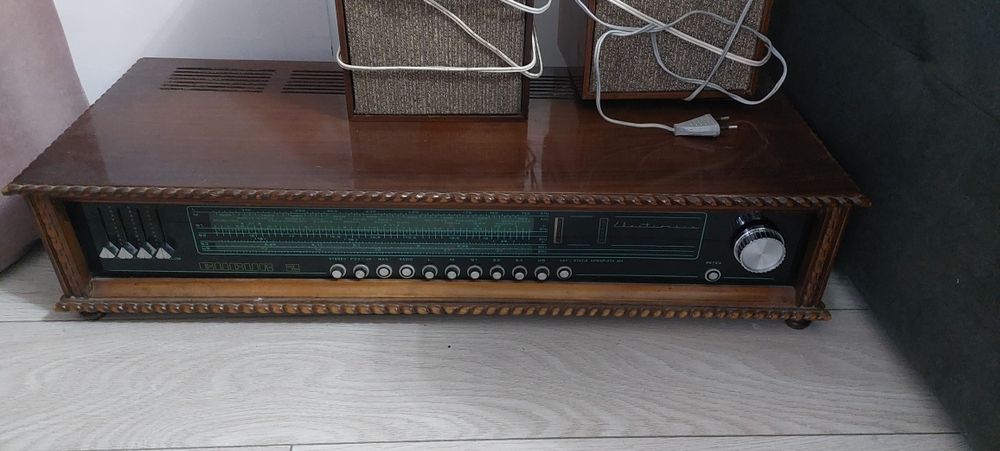 Radio antic de vânzare in start bună de funcționare