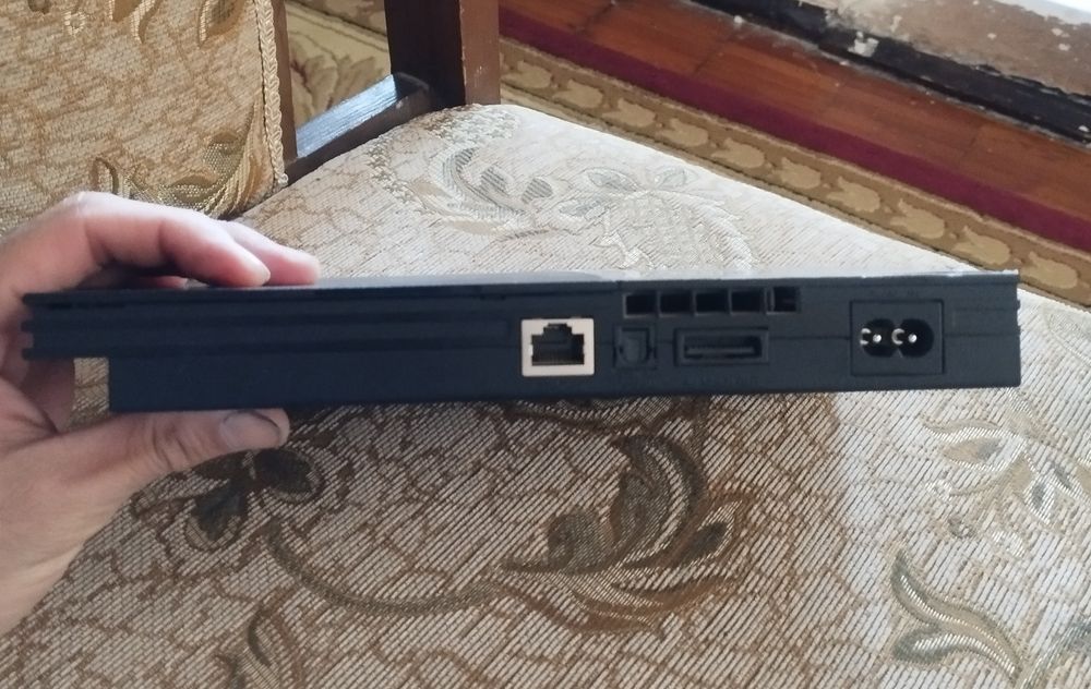 Sony Playstation 2 slim ideal.