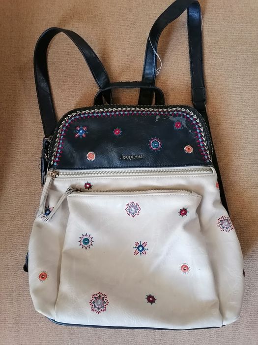 Раничка Desigual. Цена 10 лв.
Има забележки, които могат да се поправя