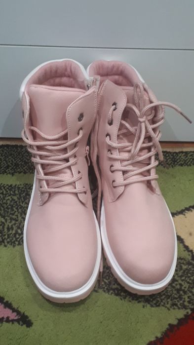 Продам женские ботинки