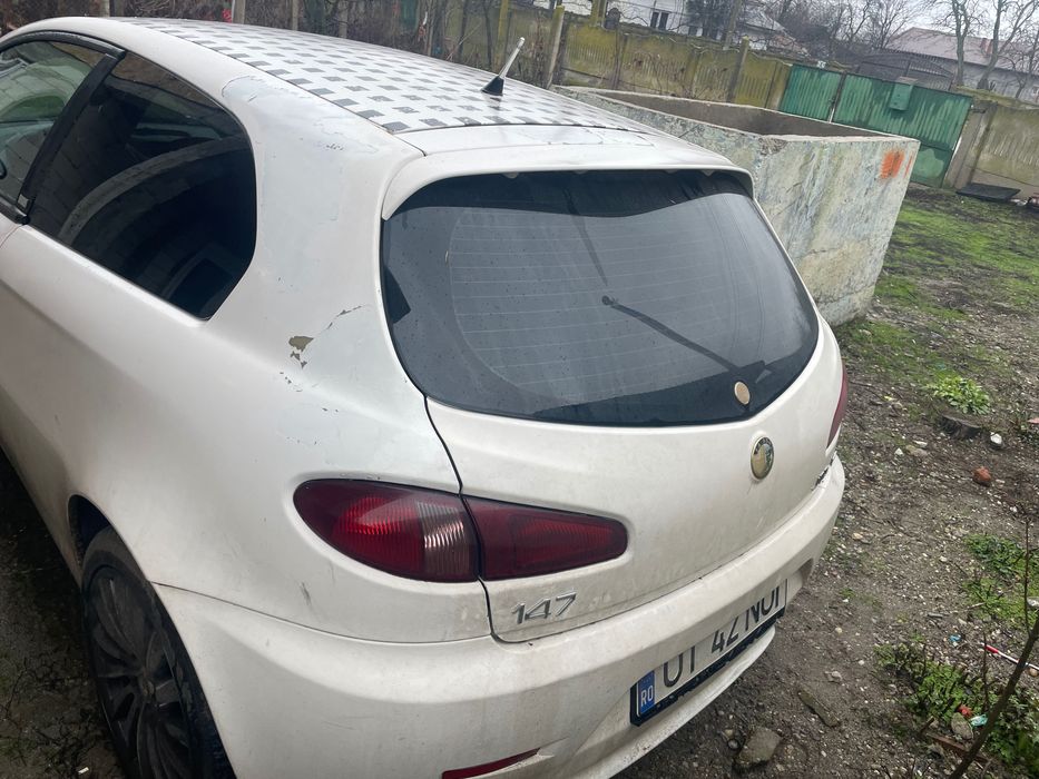 Vând Alfa Romeo 147