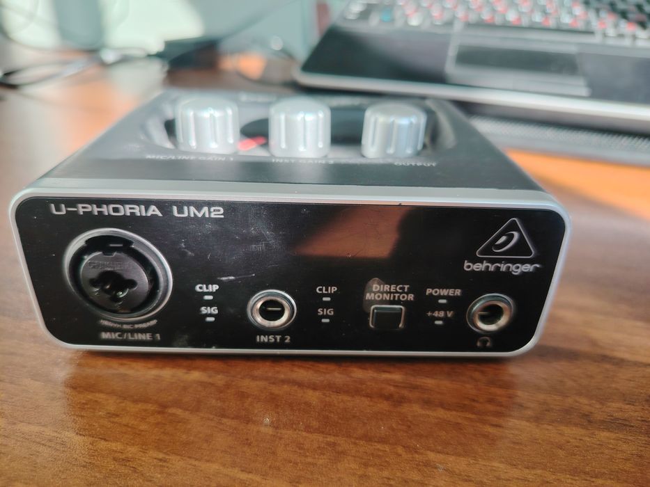 Продавам звукова карта и микрофон Behringer