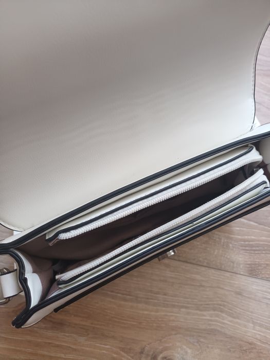 Бяла дамска чанта с регулируема дръжка